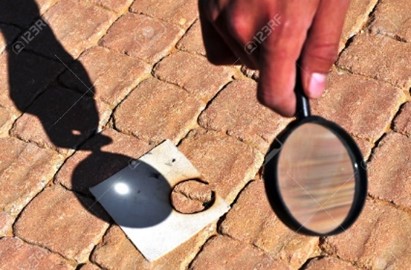 utilisation d’une loupe pour enflammer du papier